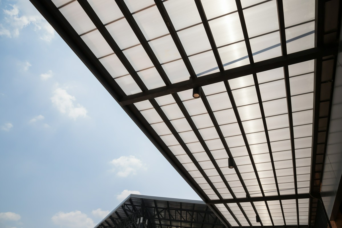 Czym wyróżnia się poliwęglan komorowy 10 mm?