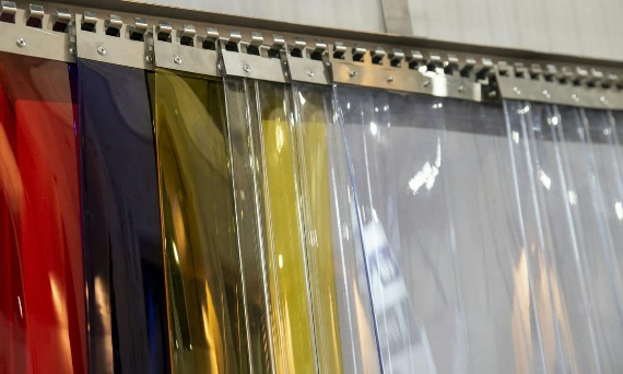 Paskowe kurtyny PCV – poprawa izolacji akustycznej