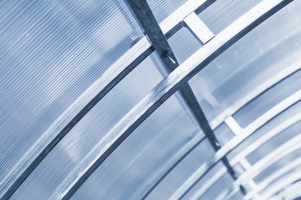 Jakie akcesoria mogą przydać się do mocowania poliwęglanu?